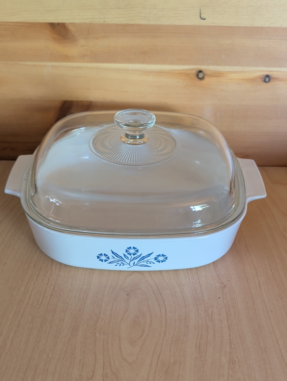 VTG. CorningWare, Blue Cornflower Glass-Covered Casserole - White.🌟🌟🌟